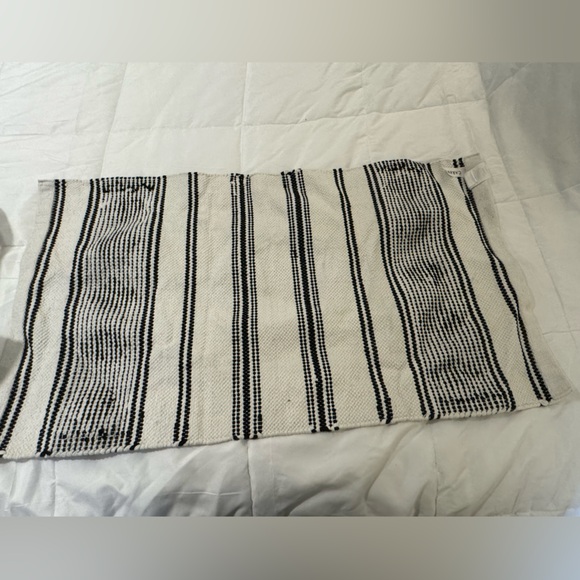 21x34 throw rug black and white - Picture 2 of 3